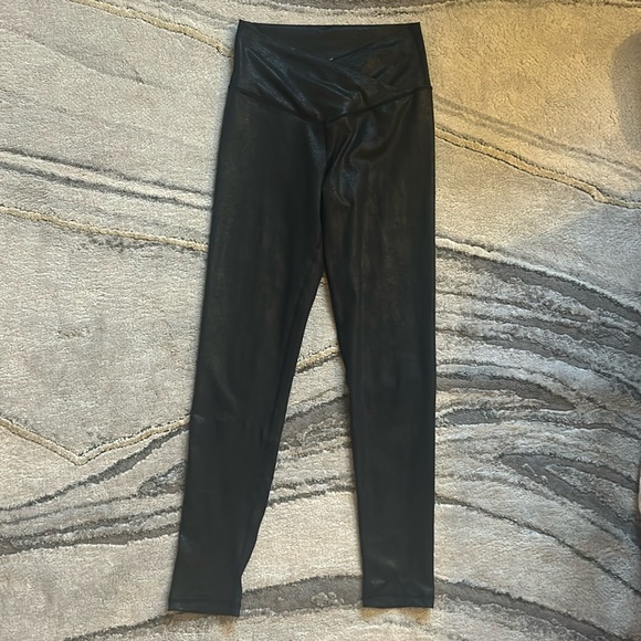Aerie Offline Crossover Waist Shine Pebbled Faux Leather Leggings | Black | Sz M - Picture 2 of 5
